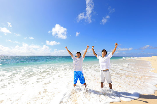 南国の美しいビーチと笑顔の男性