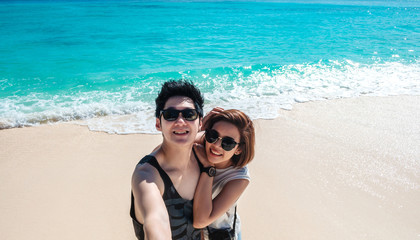 couple take a vacation to the beach