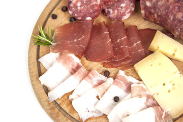 Dettaglio di tagliere con affettati tradizionali italiani: salame, bresaola, lardo e formaggio isolato su sfondo bianco