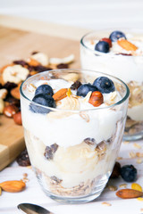 Zdrowy deser z jogurtem, płatkami owsianymi, orzechami i jagodami