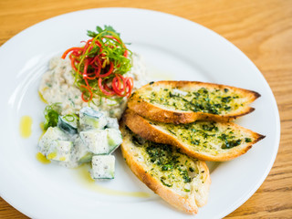 hummus with garlic bread