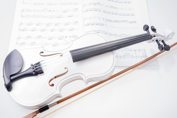 Weiße Violine isoliert