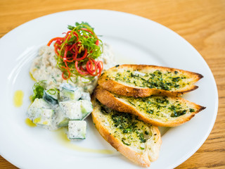 hummus with garlic bread