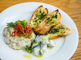 hummus with garlic bread