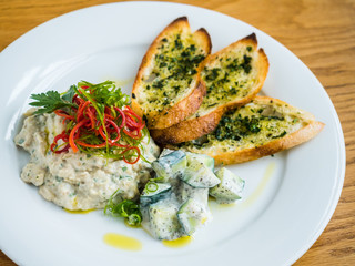 hummus with garlic bread
