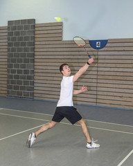 Badminton-Spieler spielt einen Rückhandball