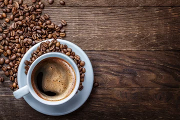 Crédence de cuisine en verre imprimé Café tasse blanche de grains de café sur un fond en bois