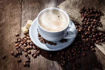 Keuken foto achterwand Koffie witte mok koffiebonen op een houten ondergrond