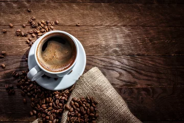 Papier Peint photo Lavable Café white mug of coffee beans on a wooden background