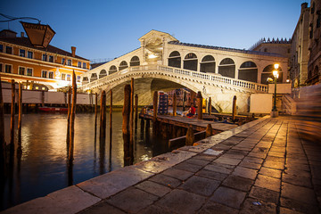 Famous Rialto Bridge during sunrise in Venice. - obrazy, fototapety, plakaty