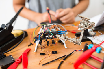 Assembler of flying drone