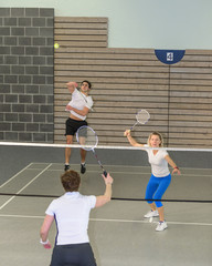 athletische Spielszene beim Badminton