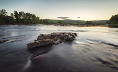 rzeka o zachodzie słońca Glomma Norwegia
