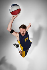 Obrazy na Plexi  Portret pełnej długości koszykarza z piłką