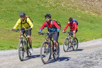 Mountainbiker fahren auf einem Schotterweg bergauf