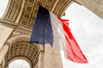 Arc de Triomphe with french flag - obrazy, fototapety, plakaty