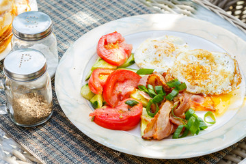 Roasted eggs with bacon and vegetables