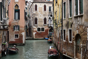 Naklejka premium Kanäle und alte Häuser in Venedig