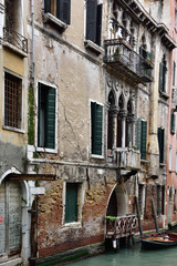 Fototapeta na wymiar Kanäle und alte Häuser in Venedig