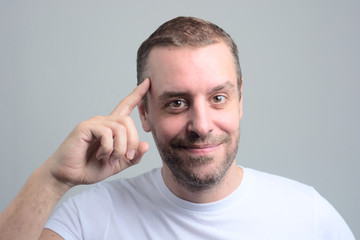 Obraz premium mann sagt bitteschön