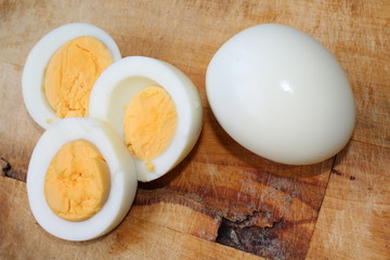 Варёные куриные яйца на деревянной доске