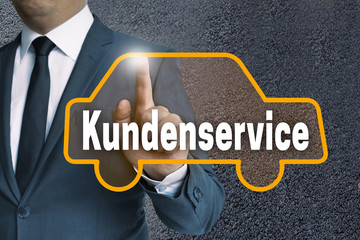 Kundenservice auto touchscreen wird von mann bedient konzept
