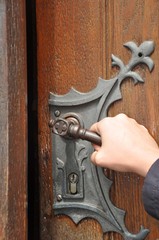Eine Hand öffnet oder schließt die Tür 