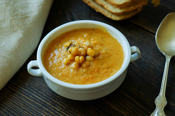 Cream soup with chickpea