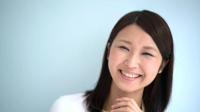 笑う女性