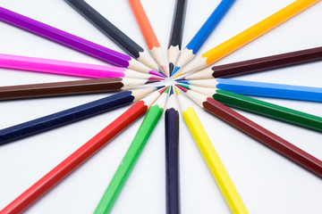 Naklejka premium Circle of color pencils.