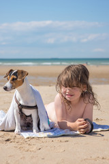 enfant et son chien sur la plage