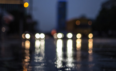 Bei schlechter Sicht und Regen fahren Fahrzeuge durch eine Stadt