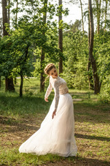 Obraz na płótnie Canvas back of the bride. bride walks in the Park