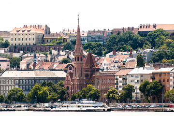 Fototapeta na wymiar Kościół czerwony w Budapeszcie