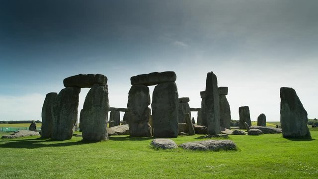 the famous stone henge monument in england