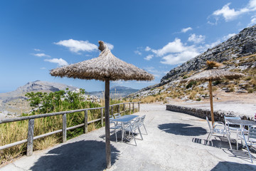 Sonnenschirme in Mallorca am Krawattenknoten in der Serra de Tramuntana