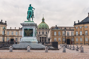 Fototapeta premium Amalienborg Palace and King Statue in Copenhagen