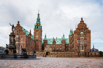 Obraz premium Zamek Frederiksborg i Fontanna Neptuna w Hillerod