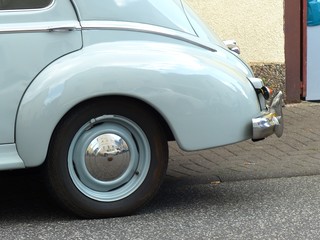 Volkstümliche britische Oldtimer Limousine in Pastellfarben der Fünfzigerjahre und SechzigerJahre...