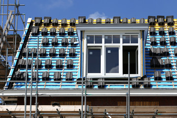 Dachdeckerarbeiten an einem neuen Einfamilienhaus