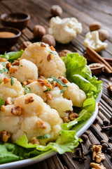 Vegetarian cauliflower with lettuce, walnuts, cinnamon, ground cloves, pepper and parsley