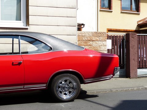 Rotes deutsches Mittelklasse Coup&eacute; der Siebziger Jahre mit Vinyldach im Sommer bei Sonnenschein beim Oldtimertreffen Golden Oldies in Wettenberg Krofdorf-Gleiberg bei Gie&szlig;en in Hessen