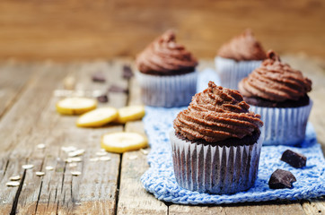 Vegan chocolate banana cupcakes with chocolate cashew cream fros