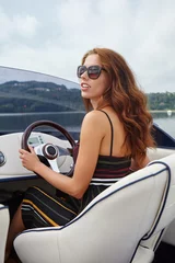 Crédence de cuisine en verre imprimé Sports nautique Vacances d& 39 été - jeune femme conduisant un bateau à moteur