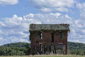 Old abandon farm house on Rt. 79, 5 miles north of Louisiana MO.