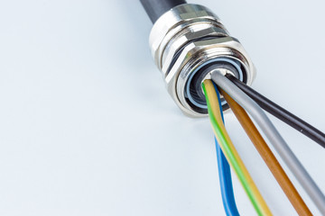 Elektrische Leitung auf weißem Hintergrund