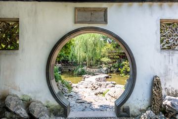 Fototapety  Tradycyjny chiński ogród biały okrągły wejście. Yuyuan chiński