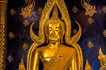 Fototapeta premium Phra Chinnarat Buddha image in Wat Phra Sri Rattana Mahathat at Phitsanulok, Thailand.