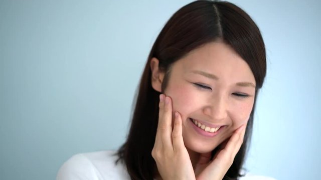 笑う女性