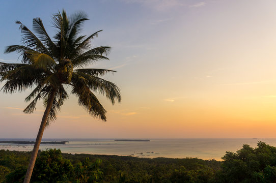 Coucher de soleil sur une &icirc;le tropicale